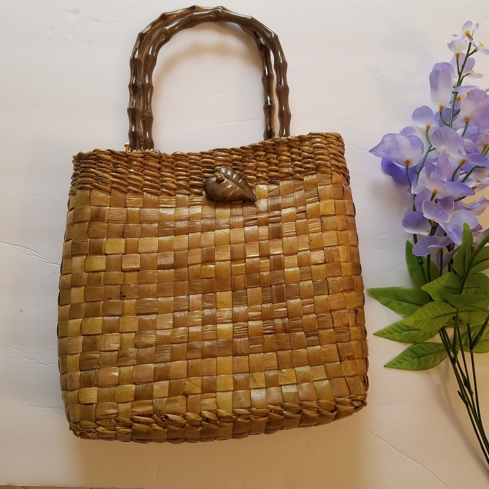 Vintage Straw Handbag with Decorative Closure